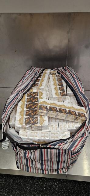 Die Nigerianerin transportierte 80.000 Zigaretten Schmuggelware. | Foto: BMF/Zoll