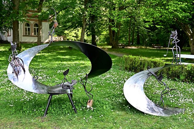 Kunstensemble "Katzenspielfeld" von Christine Wild bei der internationalen Metallgestalterausstellung unter dem Thema VERSPIELT in Bad Hall (bis 26. Oktober 2024) | Foto: Hans-Peter Kriener