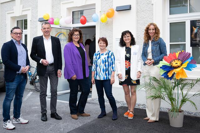 Doppelter Grund zum Feiern für RAINBOWS-Tirol - 30 + 1 Jahre RAINBOWS und neue Räume für die Kinder! Markus Pollo (Neue Heimat), Vizebgm. Georg Willi, Sylvia Sabathi (Rainbows Österreich), Dagmar Bojdunyk-Rack (Rainbows Österreich, Barbara Baumgartner (Rainbows Tirol), Landesrätin Eva Pawlata (v. l.)
 
 | Foto: Martin Vandory