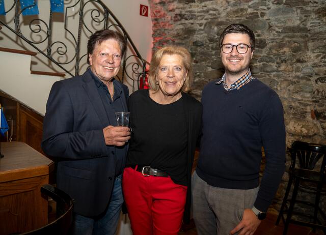 Der Spittaler Stadtrat zeigt großes Interesse an dieser hochwertigen Politikveranstaltung

v.l.n.r. VzBgm. Willi Koch, 1.VzBgm. Angelika Hinteregger, Kulturstadtrat Lukas Gradnitzer | Foto: Bildnachweis: (c) Werner Augustin bzw. Adina Lackner