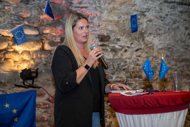 Iris Glanzer reflektiert ihre Motivation für den Antritt als Kärntens Spitzenkandidatin für die EU-Wahl 2024 | Foto: Bildnachweis: (c) Werner Augustin bzw. Adina Lackner