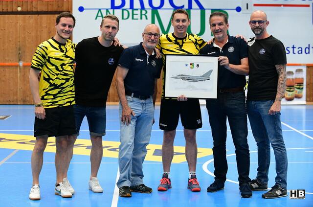 Eurofighter Pilot Major Geri Gradauer (3.v.rechts) mit den Vorständen der BT Füchse | Foto: Bernd Haider