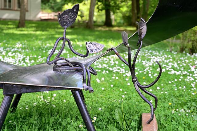 Geschmiedete Katzen von Christine Wild beim Kartenspielen im Kurpark Bad Hall (Detail aus "Katzenspielfeld") | Foto: Hans-Peter Kriener