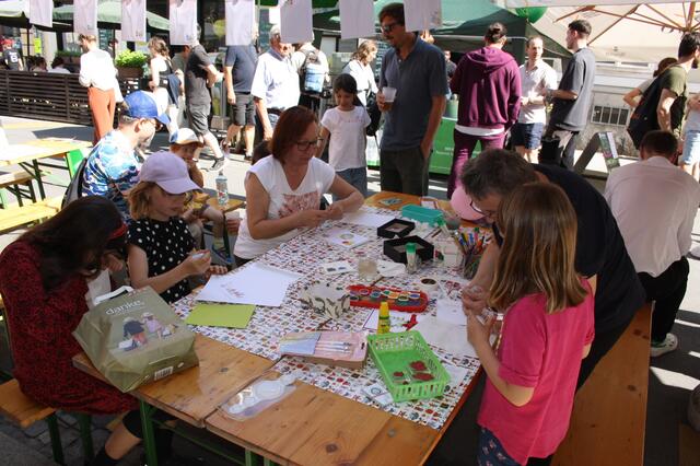 Jungen Besuchern bot die Zinsendorfgasse Bastelstationen, eine Hüpfburg und die Möglichkeit Straßenkunst mit Kreide anzufertigen. | Foto: RegionalMedien Steiermark
