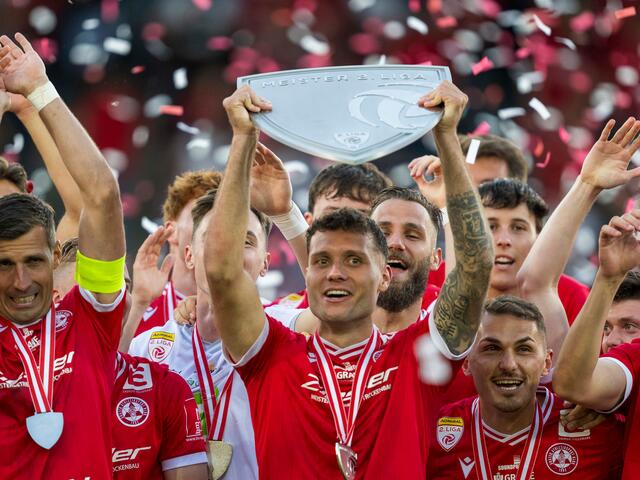 Das Meisterschild machte anschließend die Runde durch das Stadion.  | Foto: GEPA