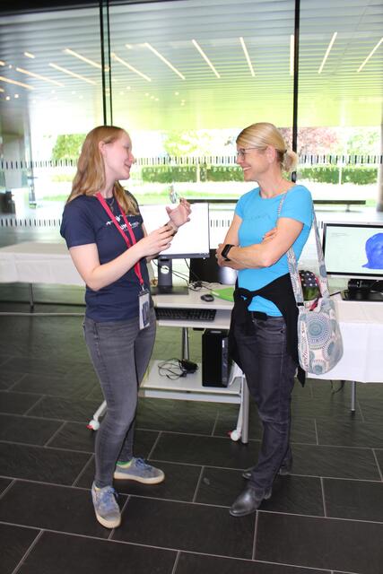 Magdalena im Gespräch mit Anja zum Thema Gehirnstrommessungen.