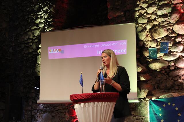 Iris Glanzer - Spitzenkandidatin für die EU-Wahl 2024 in Kärnten (NEOS).  Die engagierte Pädagogin stellt Bildung in ihren Motivationsfokus. | Foto: Bildnachweis: (c) Werner Augustin bzw. Adina Lackner