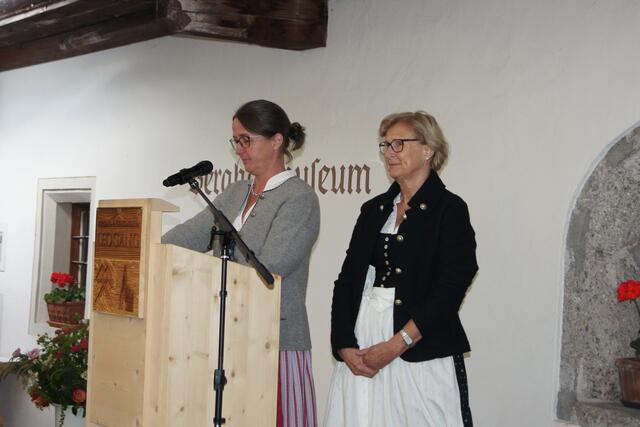 Susanne Gutfelder und Gastrosophin Margit Brauneder erläutern den Festgästen das Menü aus der Zeit des Barock.  Foto: Robert Kalss