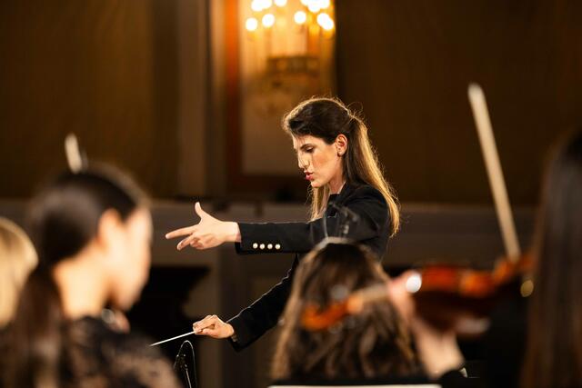 Dorothy Khadem-Missagh dirigiert. | Foto: 2024psb/c.kollerics
