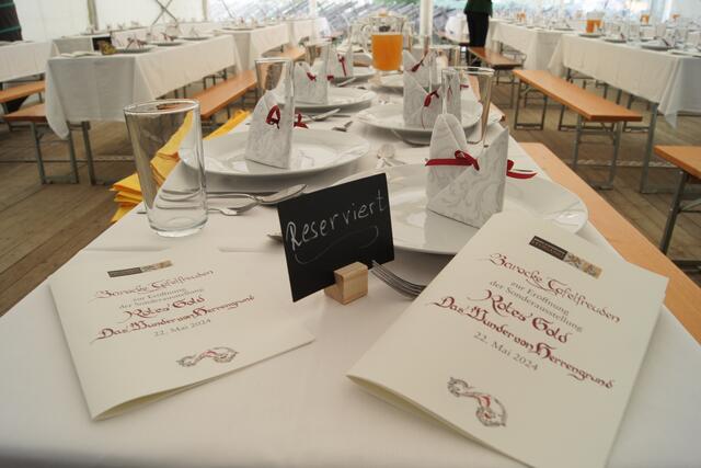 Liebevolle Tischdeko mit Menükarte. Foto: Robert Kalss