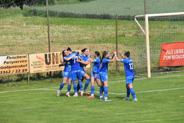 Großer Jubel herrschte über das 1:0 von Julia Meixner (l.) | Foto: Michael Strini