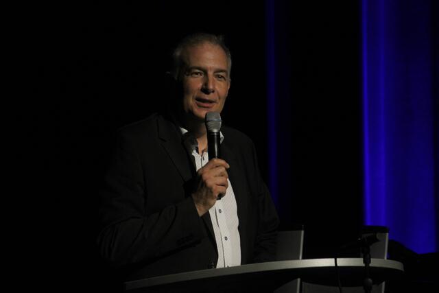 Johann König vom Kunsthaus Weiz sprach einführende Worte zu den Female Jazzdays in Weiz. | Foto: RegionalmedienSteiermark/Hofmüller
