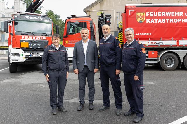  Neue Wechsellader-Lkw für die Feuerwehren im Burgenland: Landesfeuerwehrkommandant-Stellvertreter LBDS Harald Nakovich, Feuerwehrreferent Landesrat Heinrich Dorner,
Landesfeuerwehrkommandant LBD Franz Kropf, Landesfeuerwehrkommandant-Stellvertreter LBDS Martin Reidl

 | Foto: LMS