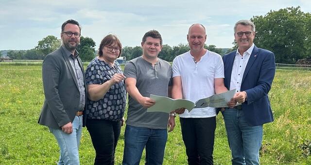 Den Plan für den Bau von fünf Reihenhäuser aus Lehm präsentierten OSG-Obmann Alfred Kollar (rechts) und Bürgermeister Emmerich Zax (Mitte). | Foto: OSG