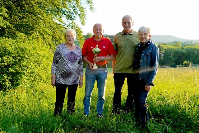 Von li nach re: Traudi Leitner mit dem 7. Gesamtrang, PV Gmunden Bezirkssieger im Kegeln Bert Binder, Alfred Geyerhofer mit Gattin Heidi