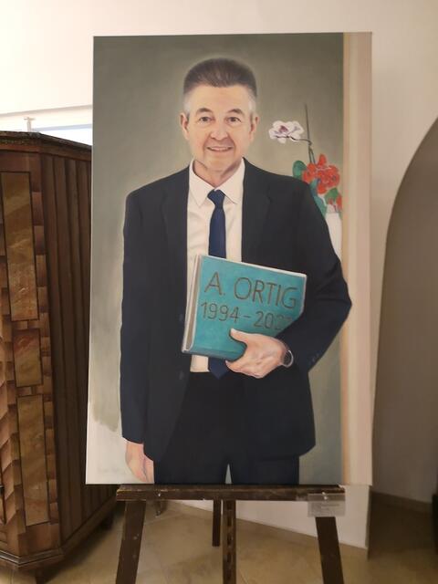 Altbürgermeister Albert Ortig gemalt ... 

Offizielles Bürgermeisterporträt
Albert Ortig
Öl auf Leinwand, 2023 145,5 x 91,5 cm
Stadtgemeinde Ried | Foto: Ingrid Pröller