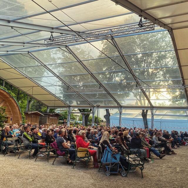 Der Eintritt zu den Aufführungen war als freie Spende gestaltet, was vielen Besuchern die Möglichkeit gab, großzügig zur Unterstützung der Theatergruppe beizutragen.  | Foto: Alejandra Ortiz