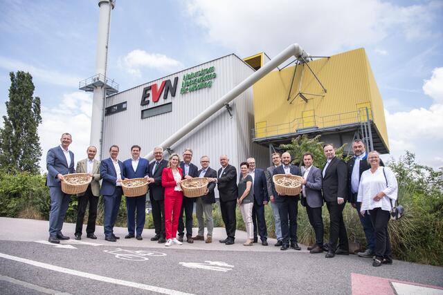 EVN Vorstandsdirektor Stefan Stallinger; Bürgermeister Brunn am Gebirge Andreas Linhart; EVN Vorstandssprecher Stefan Szyszkowitz; Bürgermeister Baden Stefan Szirucsek; Bürgermeister Pfaffstätten Christoph Kainz; Vizebürgermeisterin Maria Enzersdorf Michaela Haidvogel; Bürgermeister Guntramsdorf Robert Weber; EVN Wärme Geschäftsführer Alfred Freunschlag; Bürgermeister Mödling Hans Stefan Hintner; Vizebürgermeisterin Gumpoldskirchen Dagmar Händler; EVN Wärme Geschäftsführer Gerhard Sacher; Bauamtsleiter Wiener Neudorf Friedrich Hudribusch; Geschäftsführender Gemeinderat Perchtoldsdorf Martin Fürndraht; Umweltgemeinderat Guntramsdorf Martin Cerne; Geschäftsführender Gemeinderat Mödling Michael Danzinger; Bürgermeister Biedermannsdorf Hans Wimmer; Martina Wimmer | Foto: EVN / Matejschek