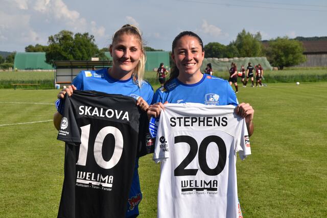 Verabschiedung: Denisa Skálová und Natalie Lynn Stephens | Foto: Michael Strini