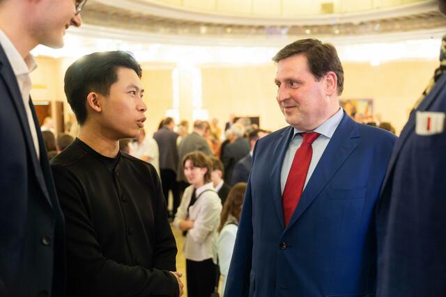 Kerson Leong und Bürgermeister Stefan Szirucsek. | Foto: 2024psb/c.kollerics