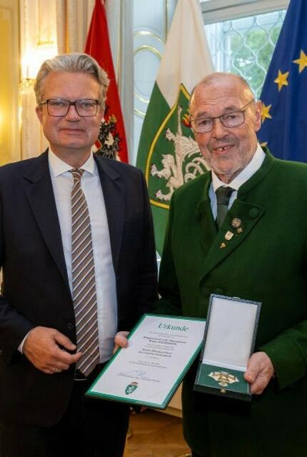 Überreichung in der Grazer Burg: LH Chistopher Drexler, Bürgermeister a.D. Walter Eichmann (v.l.) | Foto: Land Steiermark