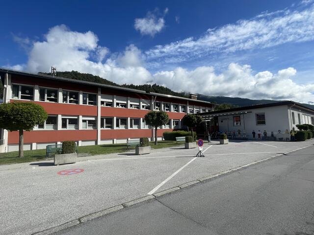 Die alte Volksschule wird erhalten, der alte Kindergarten durch einen Holzriegelbau ersetzt. | Foto: Dorn