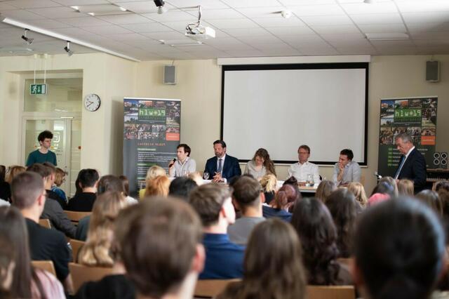 Am 9. Juni findet die EU-Wahl statt. Um die Jugendlichen dementsprechend darauf vorzubereiten, veranstaltete die HLW19 eine Podiumsdiskussion.  | Foto: HLW19