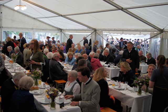 Die Gäste im vollbesetzten Partyzelt zeigten sich begeistert vom Catering.  Foto: Robert Kalss