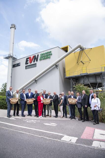 EVN Vorstandsdirektor Stefan Stallinger; Bürgermeister Brunn am Gebirge Andreas Linhart; EVN Vorstandssprecher Stefan Szyszkowitz; Bürgermeister Baden Stefan Szirucsek; Bürgermeister Pfaffstätten Christoph Kainz; Vizebürgermeisterin Maria Enzersdorf Michaela Haidvogel; Bürgermeister Guntramsdorf Robert Weber; EVN Wärme Geschäftsführer Alfred Freunschlag; Bürgermeister Mödling Hans Stefan Hintner; Vizebürgermeisterin Gumpoldskirchen Dagmar Händler; EVN Wärme Geschäftsführer Gerhard Sacher; Bauamtsleiter Wiener Neudorf Friedrich Hudribusch; Geschäftsführender Gemeinderat Perchtoldsdorf Martin Fürndraht; Umweltgemeinderat Guntramsdorf Martin Cerne; Geschäftsführender Gemeinderat Mödling Michael Danzinger; Bürgermeister Biedermannsdorf Hans Wimmer; Martina Wimmer | Foto: EVN / Matejschek