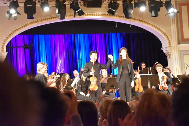 Kerson Leong, Dorothy Khadem-Missagh und das Orchester. | Foto: Preineder