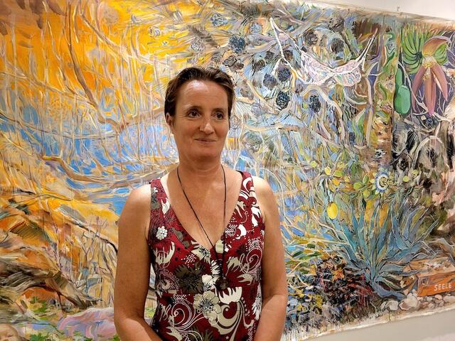 Die Künstlerin bei der Vernissage vor dem Bild "Kretische Landschaft", 2020, Öl u. Acryl auf Leinwand, 340 x 165 cm | Foto: Matthias Part