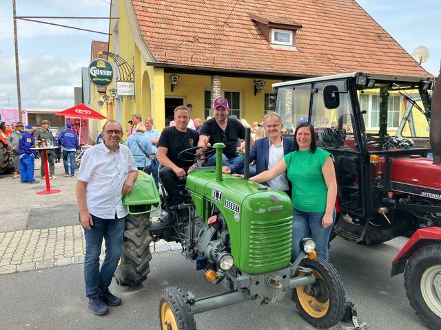 Der politischer Besuch ließ nicht auf sich warten: Ein Team der SPÖ Oberpullendorf war vor Ort und zeigte großes Interesse an den ausgestellten Traktoren.  | Foto: Nikolaus Dominkovits