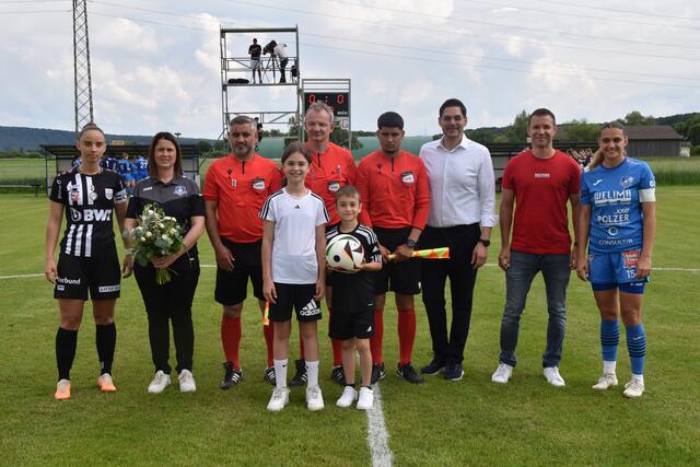 Spielpatronanz: LASK-Kapitänin Jana Kofler, FC Süd-Schriftführerin Simone Fazekas, Assistent Cahit Yigit, Schiedsrichter Robert Karner, Assistent Emir Yigit, LA Christian Dax, Roman Pernsteiner, FC Süd-Kapitänin Katja Graf; vorne: Marie-Sophie und Jannik Pernsteiner | Foto: Michael Strini