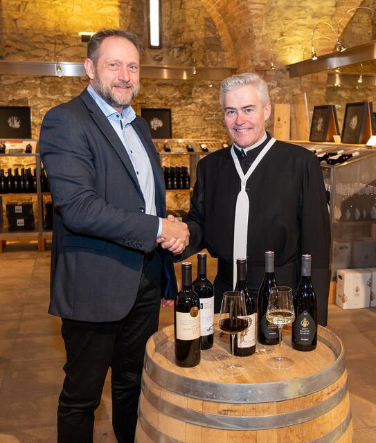 Weingutsleiter Peter Frei mit Kämmerer Elias Carr Can.Reg., Stift Klosterneuburg | Foto: Stift Klosterneuburg/W. Hanzmann