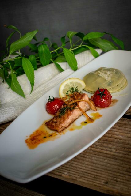 Gebratenes Lachsfilet mit offener Spinat-Gorgonzola Lasagne und sautierten Kirschtomaten | Foto: Julia Liedl, BEd