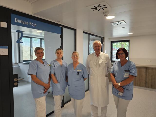 Oberarzt Dr. Gerhard Hofstätter mit einem Teil des Pflegeteams. | Foto: KABEG