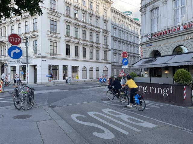 An der Ecke gibt es ein Stoppschild, welches immer wieder zu Problemen führt. Die Radlobby Wien schlägt vor, hier stattdessen ein "Vorrang geben"-Schild zu montieren.  | Foto: Michael Marbacher