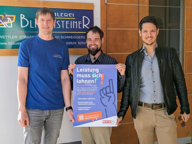 „Ich finde es wichtig, die Kampagne zu unterstützen, weil sie uns regionale Unternehmerinnen und Unternehmer unterstützt und auch die Wirtschaft ankurbelt“, ist Georg Blauensteiner aus Schweiggers überzeugt.
V.l.: Georg Blauensteiner, JW-Bezirksvorsitzender Lukas KARL, Jan Schießwald | Foto: WK NÖ Bezirksstelle Zwettl