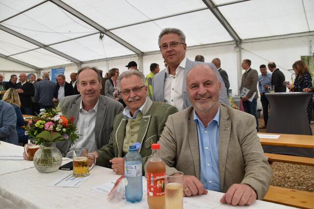 Bgm. Franz Rumpler, Vbgm. Franz Gartner, Bgm. Alfred Artmäuer, Bgm. Josef Balber. | Foto: Preineder