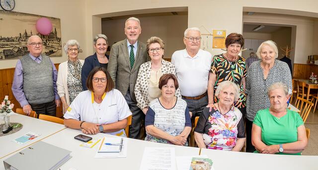 Leiterin Sozialservice Claudia Auer-Deutsch (3.v.l.), Bürgermeister Klaus Schneeberger, Stadträtin Erika Buchinger und Magdalena Spanitz (Pflegemanagement Hilfswerk NÖ) mit Seniorinnen und Senioren beim ersten Pflegeberatungstermin. | Foto: Stadt Wiener Neustadt/Weller
