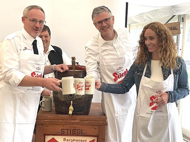 Daniel Hofer, Klaus Winkler und Eva Pawlata stießen auf das neue Rot-Kreuz-Heim an. | Foto: Kogler