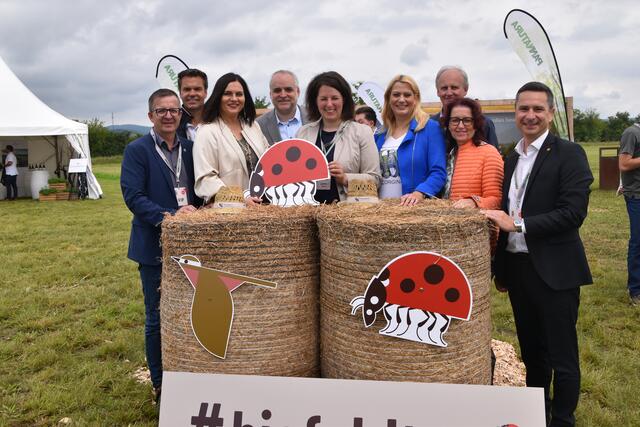 (v.l.) Thomas Schmit (Bürgermeister Oggau), Didi Tunkel (Tourismus Burgenland), LH Stv.in Atsrid Eisenkopf, Matthias Grün (Geschäftsführer von PANNATURA, Projetkleiterin Anna Lampret, LR Daniela Winkler, Erwin Preiner (Bürgermeister Winden am See), Monika Graf-Rohrer (Vizebgm. Donnerskirchen) und Landtagsprsident Robert Hergovich.   | Foto: Stefan Schneider