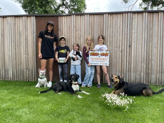 Franziska Greil mit Mara Ehwallner, Fanni und Lily Binder, Antonia Maier und den vier Hunden Rosi, Mogli, Pauli und Pinscher-Baby Ivy. | Foto: BRS