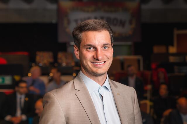 Laut Medienberichten soll mit Bürgermeister Riedhart in der Stadtgemeinde  "Freunderlwirtschaft" herrschen. Jetzt erklärt Riedhart, warum die lukrativen Posten teilweise an seine Freunde und Familie vergeben wurden.  | Foto: Ringler