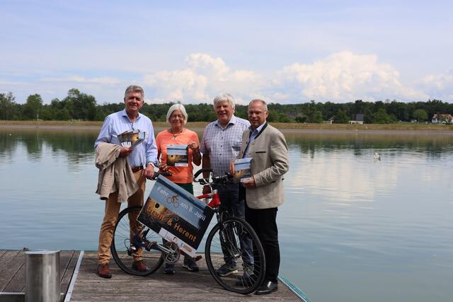 Am Enns-Stausee, von links: Ernsthofens Bürgermeister Karl Huber, Gerti Emmerstorfer, Franz Forstner und Kronstorfs Bürgermeister Christian Kolarik. | Foto: Losbichler