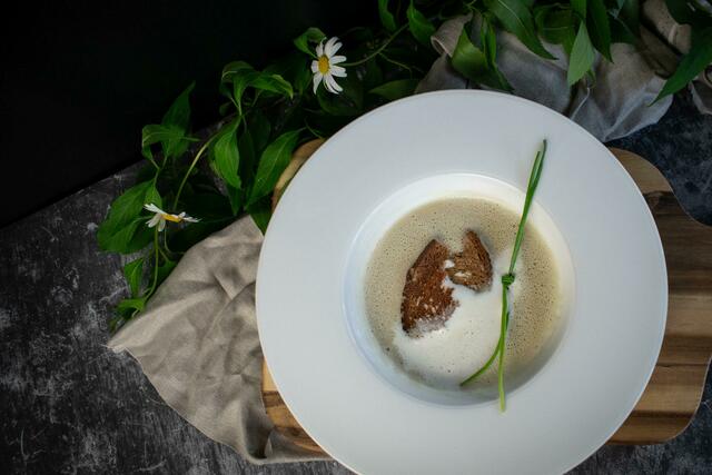 Kohlrabischaumsuppe mit Schwarzbrot-Chips (vegetarisch) | Foto: Julia Liedl, BEd