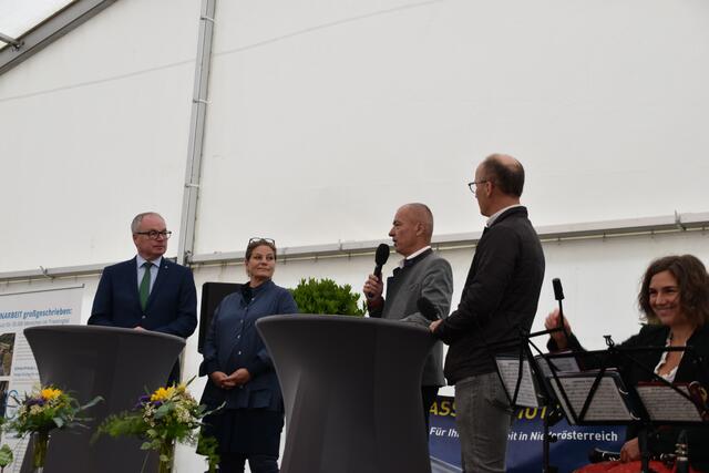 Bgm. Andreas Ramharter, Sektionschefin Monika Mörth und LH-Stellvertreter Stephan Pernkopf mit Peter Bichler. | Foto: Preineder
