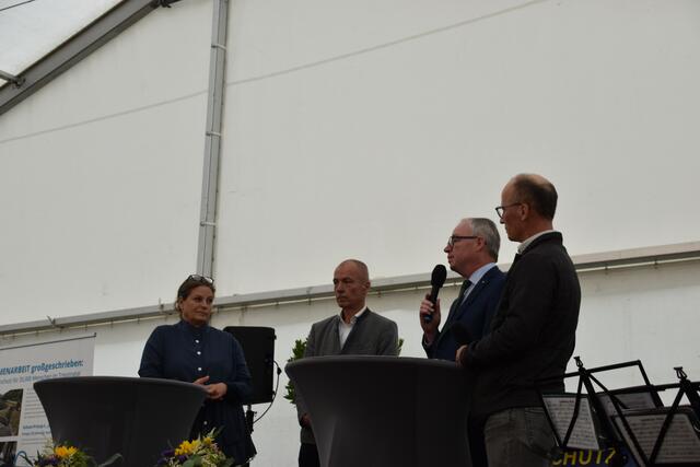 Sektionschefin Monika Mörth, Bgm. Andreas Ramharter und LH-Stellvertreter Stephan Pernkopf mit Peter Bichler. | Foto: Preineder