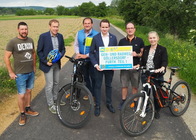 Michael Raab (GR von Göllersdorf), DI Christof Dauda (NÖ Straßendienst), Martin Schirmböck (Vizebgm. von Göllersdorf), LAbg. Michael Sommer in Vertretung von LH-Stellvertreter Udo Landbauer, Josef Reinwein (Bgm. von Göllersdorf), NR Eva-Maria Himmelbauer. | Foto: Amt der NÖ Landesregierung