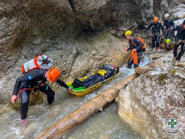 Da es entscheidend ist, die Techniken regelmäßig zu üben und das Einsatzgebiet sowie die örtlichen Gegebenheiten genau zu kennen, übten am Freitag die Einsatzkräfte der Canyoning-Rettung in der Burggrabenklamm in St. Gilgen. | Foto: Markus Maurer, Canyoning-Rettung, OS Grödig